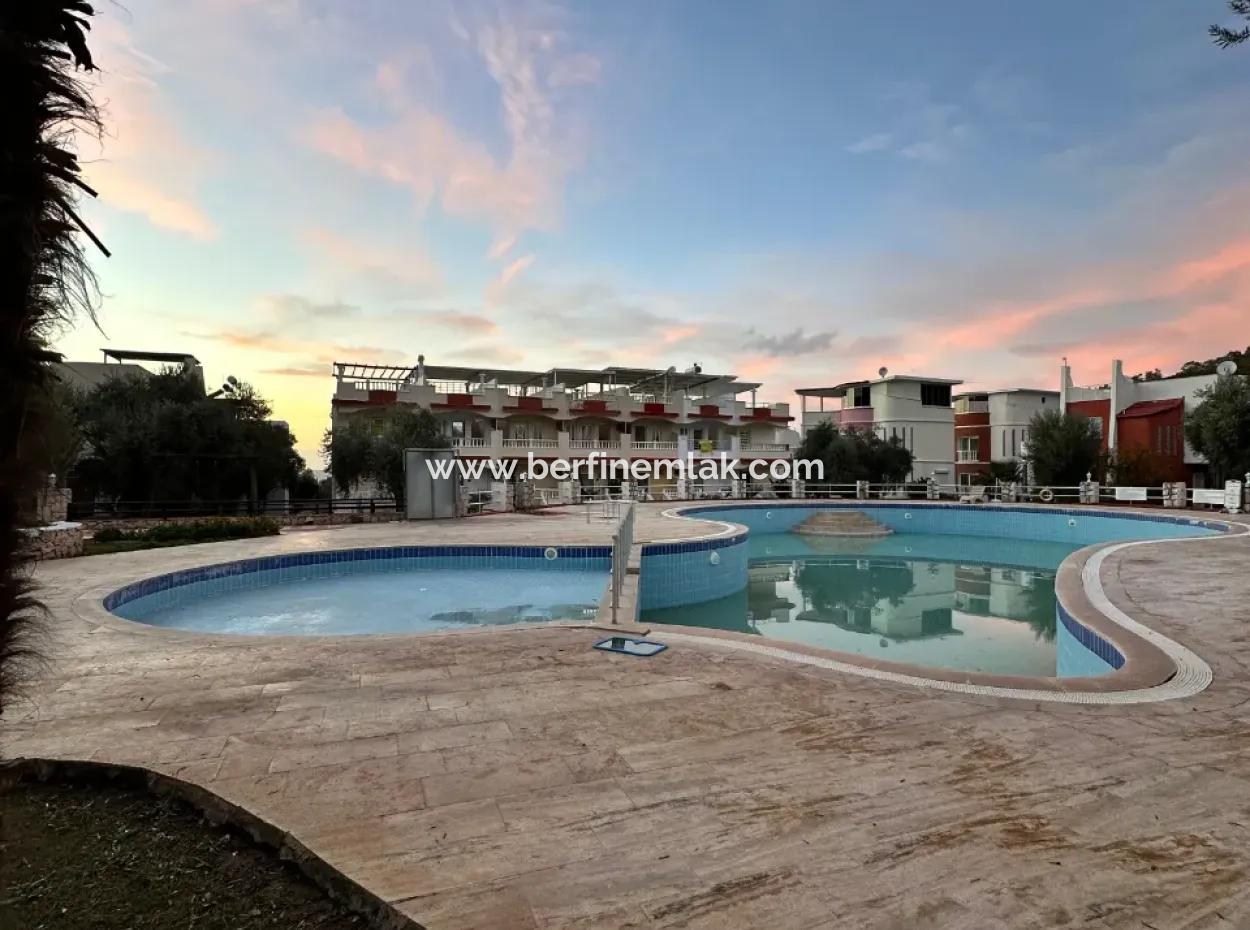 2 1 Villas For Sale In A Complex In Akbukte