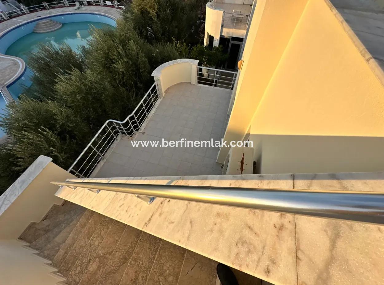 Akbükte Site İçerinde Satılık 2+1 Villa